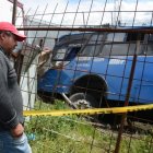 Un bus de transporte público se volcó en el sector Cutuglagua, sur de Quito.