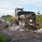 En la calle había escombros, electrodomésticos inservibles, repuestos de autos, animales muertos y muebles en mal estado.