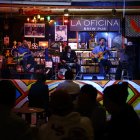 En San Blas la oferta nocturna se ha diversificado acogiendo a bares-restaurantes y un oúblico joven.