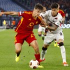 Piero Hincapié (d) marca de cerca al argentino Paulo Dybala en la semifinal de Europa League