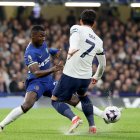 London (United Kingdom), 02/05/2024.- Moises Caicedo (L) of Chelsea in action against Son Heung-min of Tottenham during the English Premier League match between Chelsea and Tottenham Hotspur in London, Britain, 02 May 2024. (Reino Unido, Londres) EFE/EPA/ANDY RAIN EDITORIAL USE ONLY. No use with unauthorized audio, video, data, fixture lists, club/league logos, "live" services or NFTs. Online in-match use limited to 120 images, no video emulation. No use in betting, games or single club/league/player publications.