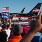 Michigan. El expresidente y candidato Donald J. Trump habla durante un mitin de campaña en un aeropuerto de Freeland, el pasado miércoles.