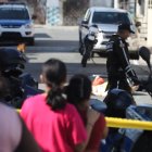 Hecho. Carmen recibe el consuelo de su hija, mientras ve la labor policial.