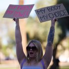 Phoenix. Una mujer protesta a favor del aborto en Arizona.