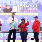 Nicolás Maduro (2-i), en un acto por el Día Internacional de los Trabajadores este miércoles, en Caracas (Venezuela).
