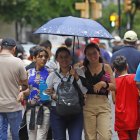 En el centro. En prácticamente cada rincón del corazón de Guayaquil, las calles queman ante la falta de árboles y mobiliario urbano que dé sombra. La ciudadanía lleva años exigiendo atención a este problema.