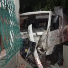 Así quedó el recolector de basura luego de estrellarse contra la vivienda.