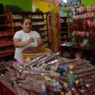 En Alluriquín los turistas pueden encontrar gran variedad de dulces típicos como melcochas, maní de dulce, cañas, dulce de guayaba.