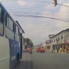 El bus urbano irrespeta la semaforización.