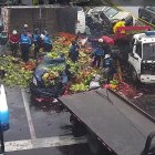 Uno de los vehículos involucrados transportaba verduras.