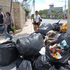 Insalubridad. Las calles amanecieron con grandes cantidades de basura.