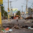 Puerto Príncipe. Una mujer camina por una de las calles de esta capital.