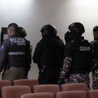 Audiencia. Policías trasladan a un testigo protegido, en edificio judicial.