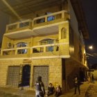 Detenciones. Policías ejecutan un allanamiento contra la extorsión.