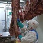 Labor. Daysi Burgos, de 31 años, hace el desposte de la carne en el Centro de Distribución de Tía.