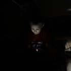 Un niño huye con su familia en tren de las zonas de combates en Dnipro (Ucrania).