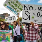 Personas se manifiestan durante la Marcha Mundial de la Marihuana este jueves, en Quito (Ecuador).