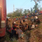 Minatitlán. Migrantes abandonados en autobuses este martes, en un municipio del estado de Veracruz (México).