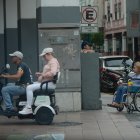 Molestias. Los conductores de estas motos transitan por las veredas, interrumpiendo el paso de los peatones.