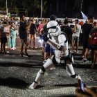 Una persona disfrazada de Stormtrooper, de la saga "Star Wars", posa en Río de Janeiro (Brasil).