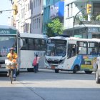 Peligros. Los ciudadanos mencionan que las unidades no se detienen en las paradas determinadas. O también recogen a pasajeros en la mitad de la vía, como en el centro de Guayaquil.