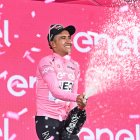 El ciclista ecuatoriano Jhonatan Narváez con la maglia rosa como líder del Giro de Italia.