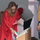 Una mujer vota en la jornada de elecciones generales en Ciudad de Panamá.