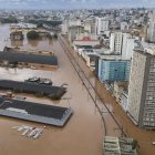 Fotografía aérea tomada que muestra una zona inundada , tras la crecida del lago Guaíba en la ciudad de Porto Alegre.