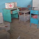 Este es el estado del plantel en el que estudiarán los niños. Los pupitres están incluso torcidos, además de despintados.