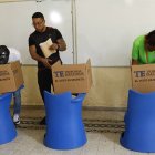 Elecciones. Ciudadanos esperaban en una fila para votar ayer domingo, en un colegio en Ciudad de Panamá.