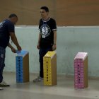 Un ciudadano deposita su voto este domingo, en Ciudad de Panamá (Panamá).