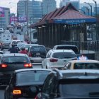Control. Agentes de tránsito se han colocado cerca de la estación, con el fin de direccionar a los conductores y descongestionar la vía.