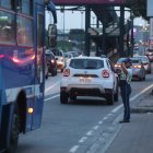 Control. Agentes de tránsito se han colocado cerca de la estación, con el fin de direccionar a los conductores y descongestionar la vía.