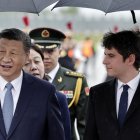 Xi Jinping, presidente de China, fue recibido por el primer ministro francés, Gabriel Attal, a su arribo a París.
