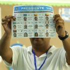 Un suplente de mesa muestra una tarjeta electoral al cierre de los centros electorales este domingo, en Ciudad de Panamá