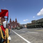 Los lanzadores de misiles balísticos intercontinentales rusos "Yars" participan en el ensayo general del desfile militar del Día de la Victoria en la Plaza Roja de Moscú, Rusia, el 5 de mayo de 2024.