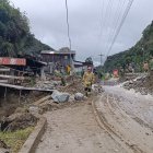 2. Las autoridades municipales estiman que hasta el miércoles se pueda habilitar un carril en la vía Cuenca - Molleturo - El Empalme.