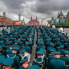 Moscú. Los militares rusos participan en el ensayo general del desfile militar del día de la Victoria en la Plaza Roja, este 5 de mayo de 2024.