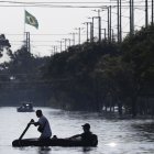 Equipos de rescate trabajan entre las calles inundadas este lunes en el barrio Sarandí de Porto Alegre (Brasil).