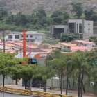 Queja. Entre esta gasolinera y las viviendas solo hay un muro de concreto. La instalación se ubica en medio de dos etapas.