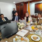 En una reunión, esta mañana.