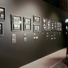 Vista de las fotos inéditas sobre crímenes de guerra cometidos por soldados alemanes durante la II Guerra Mundial