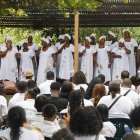 Las cantadoras de Pogue participan este jueves en la conmemoración de los 22 años de la masacre de Bojayá, en la que murieron más de 100 personas