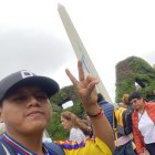 Límber Pillajo en el Obelisco antes de viajar a Córdoba.