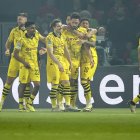 Mats Hummels (C) de Borussia Dortmund celebra el gol junto a sus compañeros