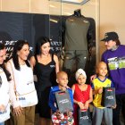 Chito Vera (d) junto a los niños y voluntarias de la Fundación Ser Feliz