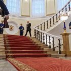 El presidente ruso Vladimir Putin (centro) camina hacia la ceremonia de inauguración en el Kremlin, en Moscú, Rusia, el 7 de mayo de 2024.