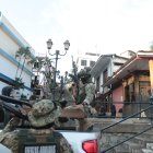 Efecto. La tarde del lunes 6 de mayo acudieron policías y militares al barrio, específicamente en las escalinatas. Esto ocurrió luego de que se viralizó el video del asalto en el lugar. La comunidad espera que la vigilancia sea constante, no solo por un día o cuando suceda algún atraco. 2. Rutina. A la par de uniformados, acudieron turistas extranjeros al sitio. 
===