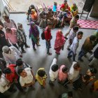 Los votantes indios esperan en una larga cola para emitir su voto en un colegio electoral durante la tercera fase de las elecciones generales en Ahmedabad, Gujarat, oeste de India, 07 de mayo de 2024.