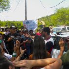 Protesta. Los moradores y turistas se oponen a la intervención inmobiliaria privada en el estero Oloncillo.